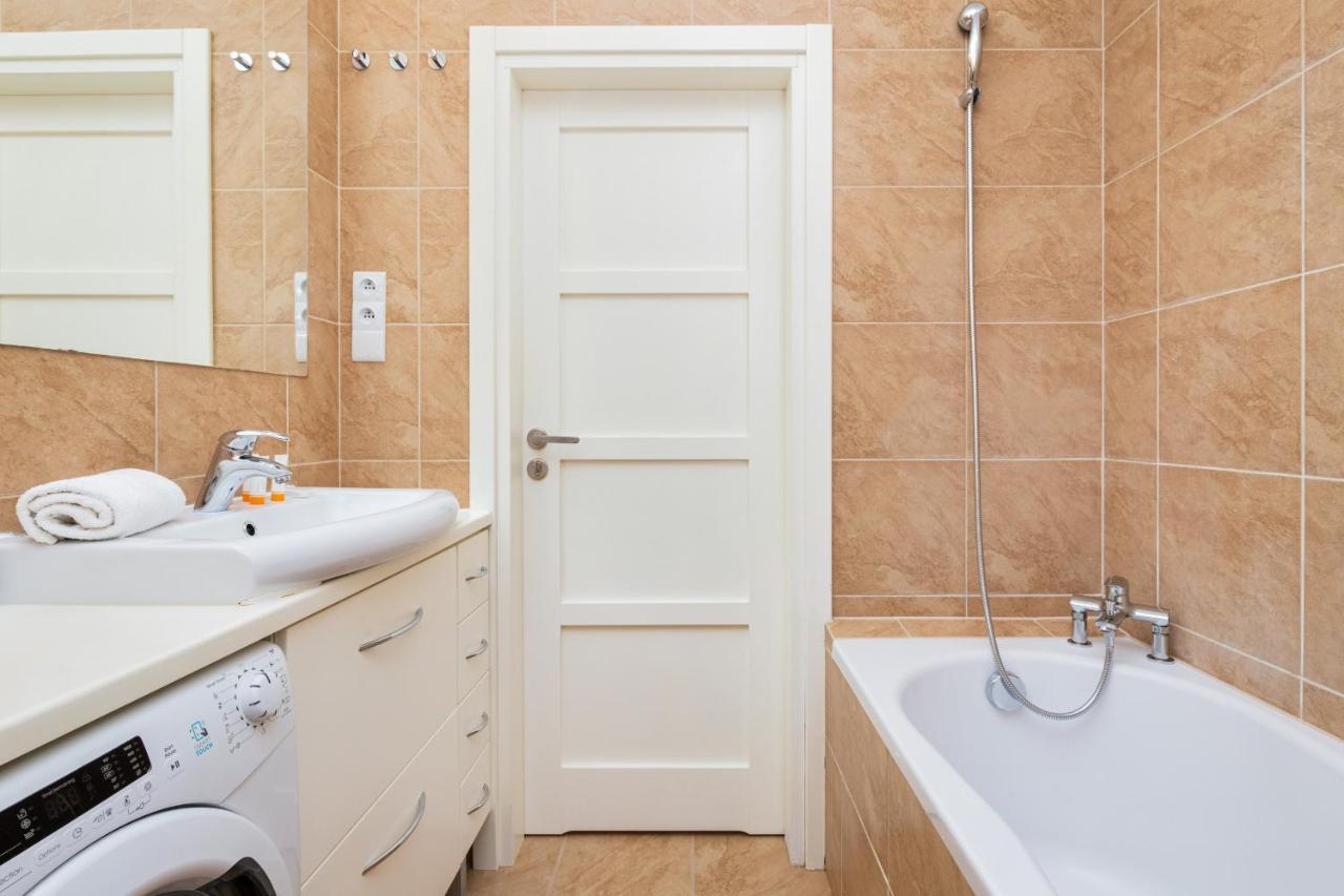Remote Work Friendly With 1 Bedroom In Gdansk-wrzeszcz By Renters Apartmán